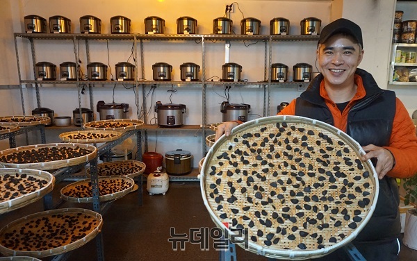 ▲ 단양 구경시장에서 닭강정을 만들어 판매하고 있는 청년 상인 이동연 씨가 건조하고 있는 흙마늘을 보여주고 있다.ⓒ김정원 기자