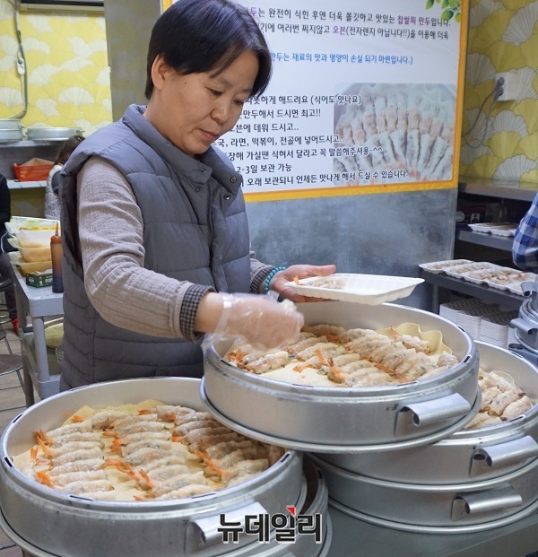 ▲ 박명옥 단양마늘대표가 마늘만두를 선보이고 있다. ⓒ김정원 기자