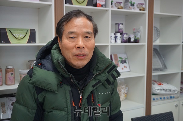 ▲ 안명환 단양구경시장 상인회장이 상인회사무실에서 구경시장에 대해 설명을 하고 있다.ⓒ김정원 기자