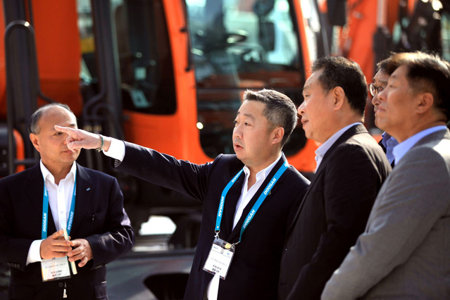 박정원 두산그룹회장(왼쪽에서 두번째)이 지난해 11월 중국 상하이에서 열린 국제건설기계전시회 ‘바우마 차이나’ 현장을 찾아 두산인프라코어의 최신 건설장비가 전시된 야외 전시장을 둘러보고 있다ⓒ두산그룹