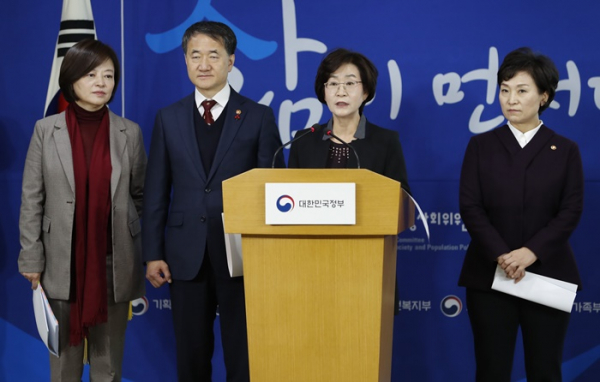 ▲ 김상희 저출산·고령사회위원회 부위원장은 관계부처 합동브리핑에서 올해는 출산장려에서 삶의 질을 높이는 방향으로 저출산극복 정책전환을 예고했다. ⓒ뉴시스 제공