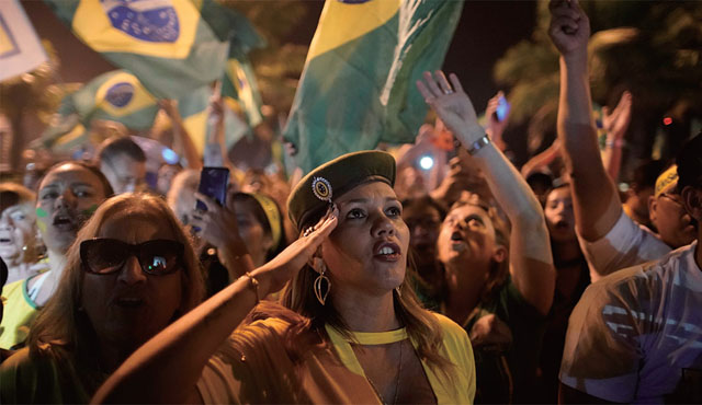 ▲ 보우소나루 대통령 지지자들은 그가 당선된 뒤 거수경례를 하며 축하했다. 보우소나루 대통령은 예비역 육군 대위 출신이다. ⓒ뉴시스 AP. 무단전재 및 재배포 금지.