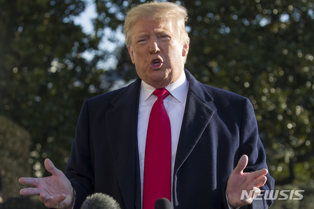 ▲ 캠프 데이비드로 출발하기 전 기자들의 질문에 답하고 있는 트럼프 대통령ⓒ뉴시스. 무단 전재 및 재배포 금지.