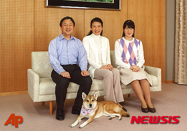▲ 2015년 12월 나우히토 왕세자 52세 생일날 궁내청이 공개한 가족사진. 나루히토 왕세자와 마사코 친왕비, 도시노미야 아야코 공주(내친왕)이다. ⓒ뉴시스 AP. 무단전재 및 재배포 금ㅈ.