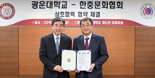 ▲ 지난 4일 서울 노원구 광운대학교에서 업무협약을 체결한 이종걸 한중문화협회 회장(왼쪽), 유지상 광운대 총장이 기념촬영을 하고 있다. ⓒ광운대
