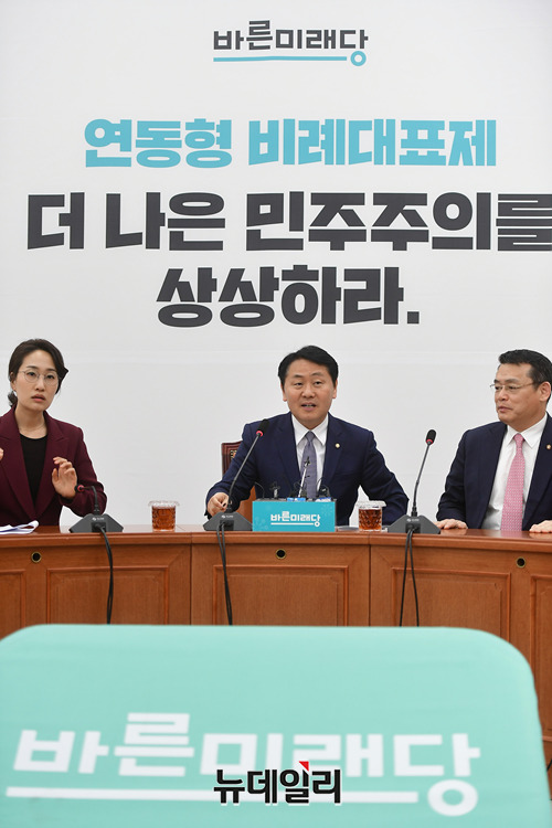 ▲ 왼쪽부터 김수민 의원, 김관영 원내대표, 임재훈 의원. ⓒ뉴데일리 정상윤