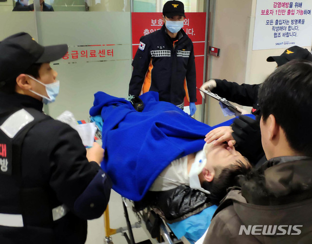 ▲ 지난 3일 오후 신재민 전 기획재정부 사무관이 서울 동작구 보라매병원 응급실로 후송되는 모습. ⓒ뉴시스