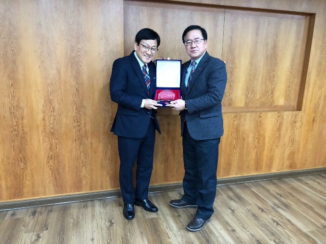 ▲ 경북도지사 표창을 수상한 전성구(왼쪽) 센터장.ⓒ포항상공회의소