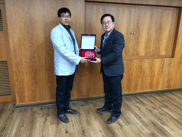 ▲ 경북도지사 표창을 수상한 김정회(왼쪽)수석.ⓒ포항상공회의소