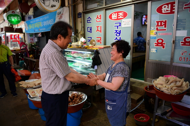 ▲ 김천시(시장 김충섭)가 올해부터 소상공인을 위한 특례보증 및 이차보전 제도를 매년 60억원으로 확대해 소상공인 지원에 나선다.ⓒ김천시