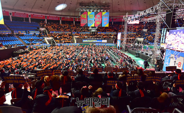 ▲ KB국민은행 노조가 7일 오후 9시부터 서울 송파구 잠실학생체육관에서 파업 전야제 행사를 진행하고 있다. ⓒ뉴데일리 정상윤