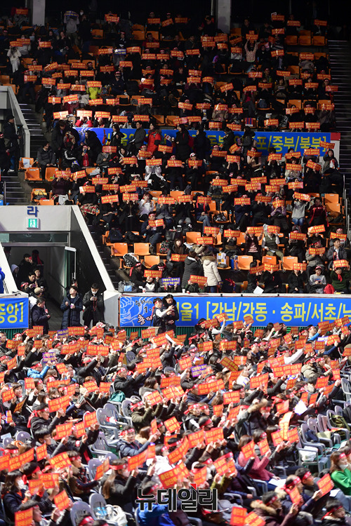 ▲ 7일 서울 잠실 학생체육관에서 국민은행 총파업 전야제가 열렸다. 참여 인원은 약 7000명으로 추산됐다.ⓒ뉴데일리