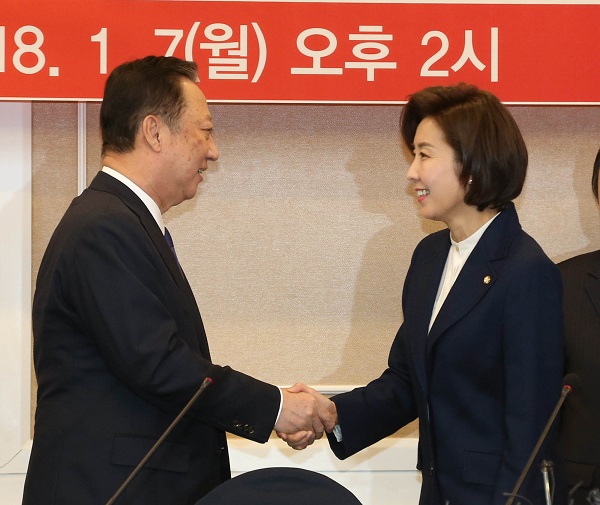 ▲ 박용만 대한상공회의소 회장(왼쪽)과 나경원 자유한국당 원내대표가 지난 7일 국회에서 열린 간담회에서 악수하고 있다. ⓒ대한상의