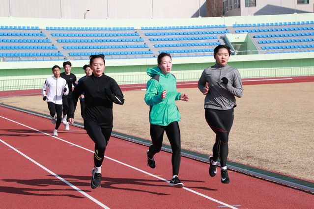 ▲ 육상 국가대표 후보선수단이 지난 3일부터 2월 1일까지 동계 전지훈련을 위해 예천군을 찾아 훈련을 하고 있다.ⓒ예천군