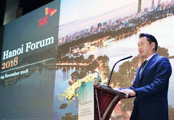 ▲ 최태원 SK 회장이 지난해 11월 베트남 하노이국립대하겡서 열린 ‘제1회 하노이포럼’에서 축사를 하고 있다. ⓒSK