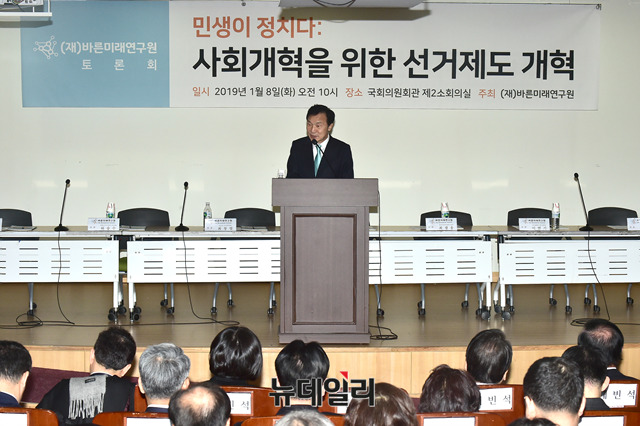 ▲ 손학규 바른미래당 대표가 8일 오전 국회 의원회관에서 바른미래연구원 주최로 열린 '민생이 정치다 : 사회개혁을 위한 선거제도 개혁'에서 축사하고 있다. ⓒ뉴데일리 이종현