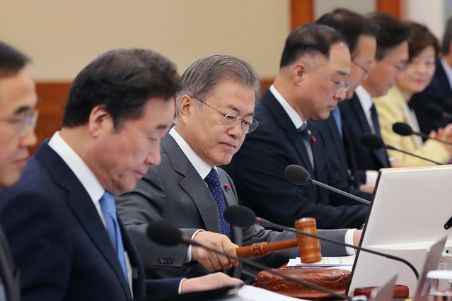 ▲ 문재인 대통령이 8일 국무회의를 주재하는 모습. ⓒ청와대 제공