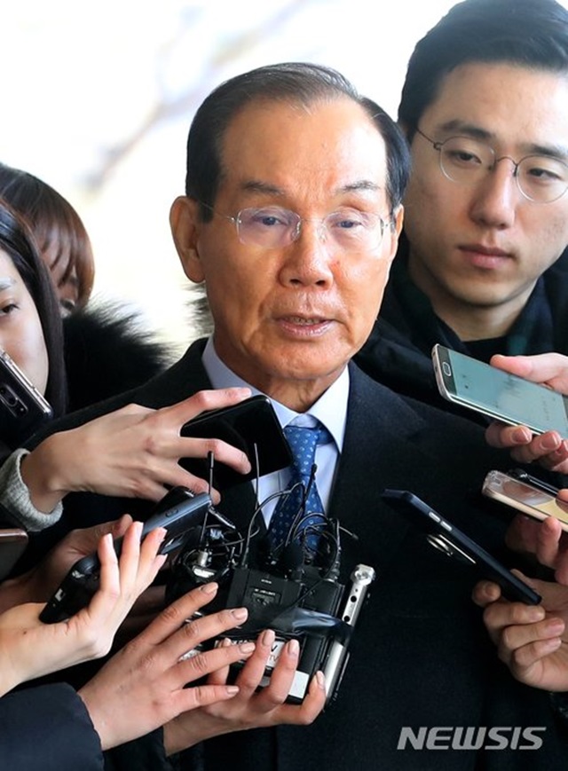 ▲ 다스의 미국 내 소송비 대납 혐의를 받고 있는 이학수 전 삼성그룹 부회장이 지난해 2월15일 서울중앙지검에 뇌물공여 혐의 피의자 신분으로 출석하고 있다.ⓒ뉴시스