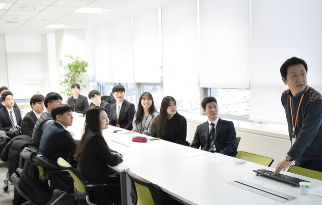 ▲ 7일 국민대 및 한양대 학생들이 한화시스템 판교연구소에서 동계 인턴 프로그램을 위한 오리엔테이션 시간을 가졌다.ⓒ한화시스템