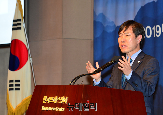 ▲ 바른미래당 하태경 의원이 8일 서울 중구 프레스센터에서 열린 '범시민사회단체연합 신년회'에서 신년사를 하고 있다. ⓒ뉴데일리 박성원 기자