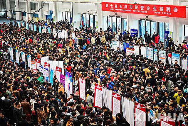 ▲ 2015년 3월 열린 중국의 한 취업박람회 모습. ⓒ뉴시스-신화. 무단전재 및 재배포 금지.