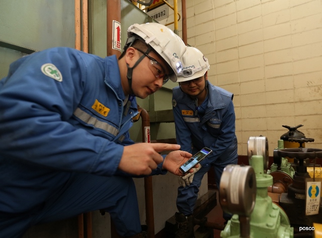 ▲ 포스코가 장에 ‘무선형 스마트 안전모’를  도입해 작업 안전과 효율을 모두 높인다.ⓒ포스코