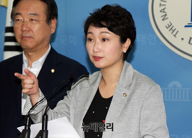 ▲ 지난해 11월 최저임금 인상 논란과 관련해 '시장경제 살리기 연대'에 나선 자유한국당 김종석 의원(왼쪽)과 바른미래당 이언주 의원. ⓒ뉴데일리DB