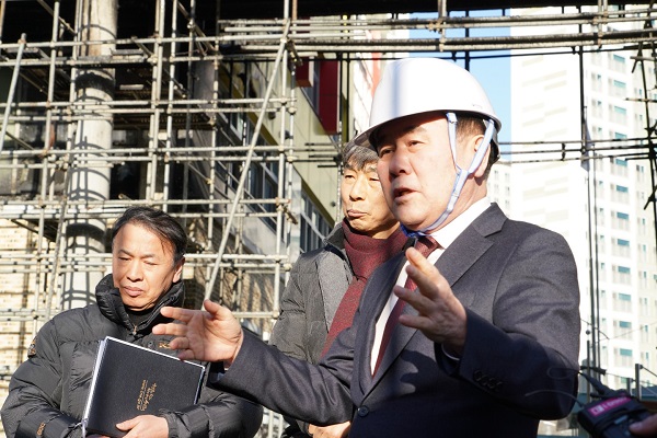 ▲ 김지철 충남도교육감이 지난 4일 화재가 발생한 천안 차암초등학교를 8일 오후 다시 방문해 안전진단 착수현장을 점검하는 등 후속대책을 직접 챙기고 있다.ⓒ충남교육청