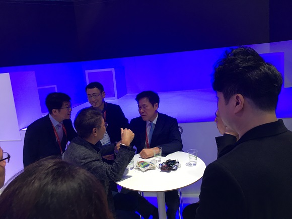 ▲ SKT 박정호 사장과 SM 이수만 대표가 미국 라스베이거스에서 열리는 세계 최대 IT 가전쇼에서 만나 최신 기술 동향에 대한 의견을 나누고 있다. ⓒ뉴데일리