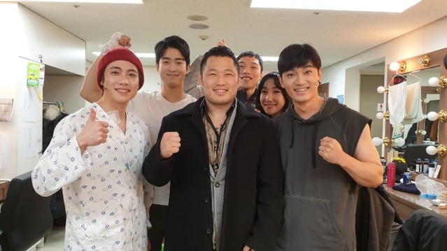 ▲ 김형수 선수와 뮤지컬 '재생불량소년' 출연진.ⓒ아웃스포큰