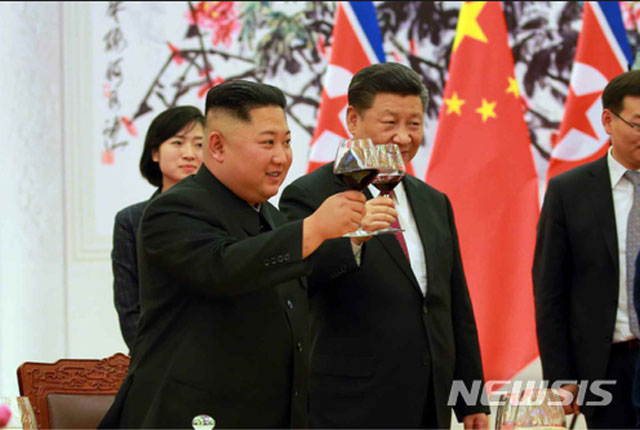 ▲ 건배하는 김정은과 시진핑 중국 국가주석. 2018년 6월 때 사진이다. ⓒ뉴시스. 무단전재 및 재배포 금지.