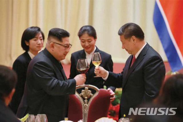 ▲ 2018년 5월 2차 방중 때 건배하는 김정은과 시진핑 中국가주석. ⓒ뉴시스. 무단전재 및 재배포 금지.