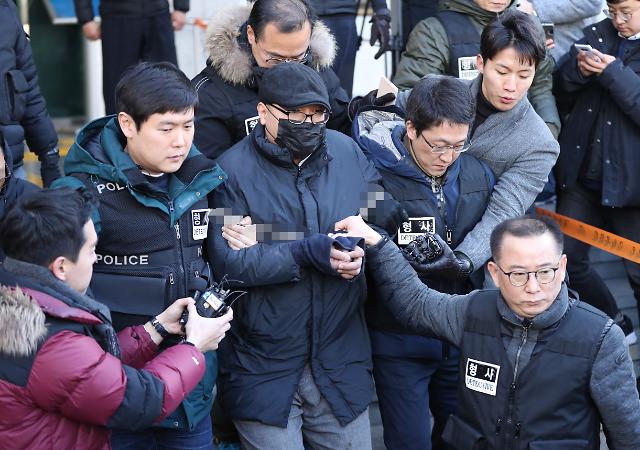 ▲ 박모(가운데)씨는 지난달 31일 서울 강북삼성병원에서 정신과 진료 상담을 받던 도중 임세원 교수를 흉기로 찔러 살해한 혐의를 받고 있다. ⓒ연합뉴스