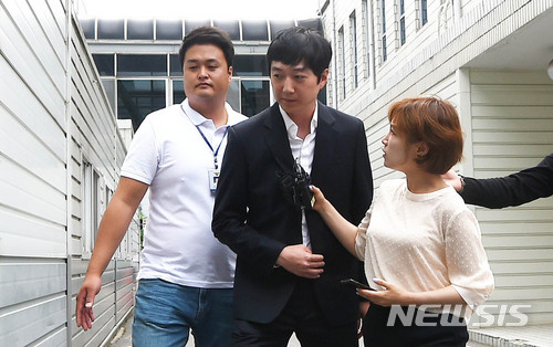 ▲ 심석희 선수를 비롯해 쇼트트랙 선수들을 상습적으로 폭행한 혐의를 받는 조재범(가운데) 전 국가대표팀 코치가 지난해 6월 경기 성남 수원지방법원 성남지원으로 출석하고 있다. ⓒ뉴시스