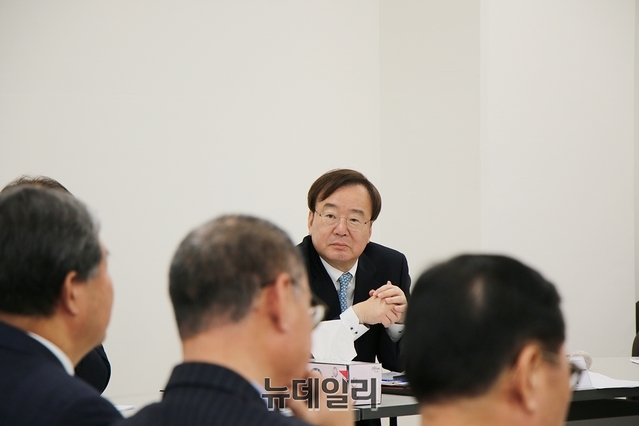 ▲ 강효상 의원이 9일 물산업클러스터 조성사업과 관련한 간담회에서 참여 기업들의 의견을 경청하고 있다.ⓒ뉴데일리