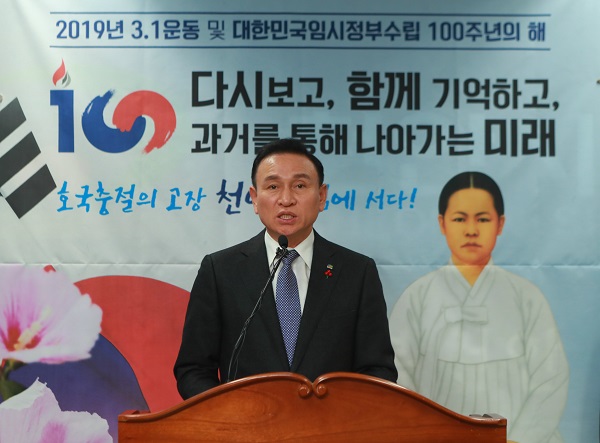 ▲ 구본영 천안시장이 9일 천안시청 브리핑룸에서 올해 천안시가 추진하는  및 대한민국 임시정부 수립 100주년 기념사업에 대해 브리핑하고 있다.ⓒ천안시