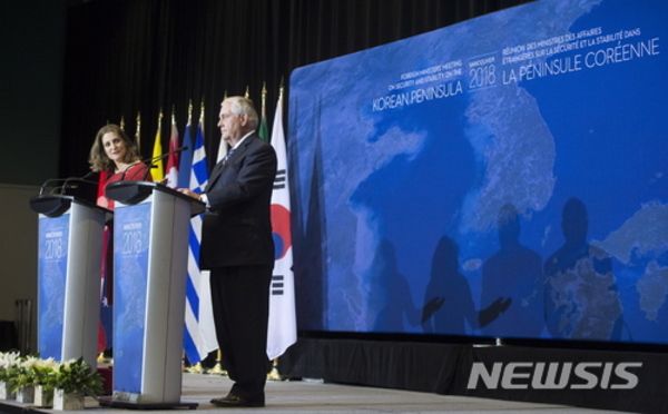 ▲ 지난 2018년 1월 밴쿠버에서 열린 한반도 안보 국제회의 후 틸러슨 미 국무장관과 프릴랜드 캐나다 외교장관이 기자회견을 하고 있다ⓒ뉴시스.