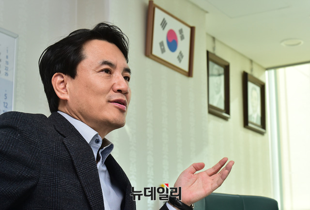 ▲ 김진태 자유한국당 의원이 8일 뉴데일리와의 인터뷰에 응하고 있는 모습. 김 의원의 모습 뒤로 이승만 건국대통령, 박정희 전 대통령의 사진도 보인다.ⓒ뉴데일리 이종현 기자