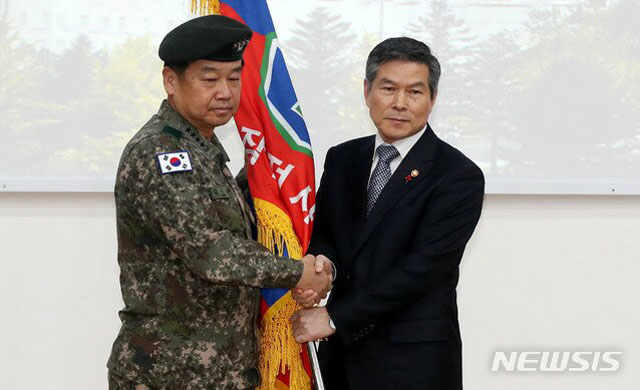 ▲ 경기도 용인 소재 사령부에서 열린 지상작전사령부 창설식. 김운용 사령관과 정경두 국방장관. ⓒ뉴시스. 무단전재 및 재배포 금지.