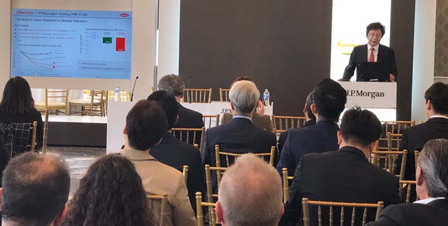 ▲ 한미약품 권세창 사장이 제37회 JP모건 헬스케어 콘퍼런스에서 지난 9일(현지시각) 진행된 기업 설명회를 통해 2019년도 연구·개발(R&D) 전략·비전 등을 발표하고 있다. ⓒ한미약품