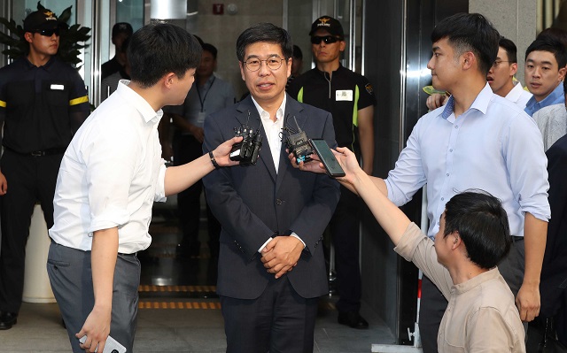 ▲ 백원우 청와대 민정비서관이 지난해 8월 서울 강남구 특검 사무실에 참고인 신분으로 조사를 마치고 취재진의 질문에 답변하고 있다. ⓒ뉴시스