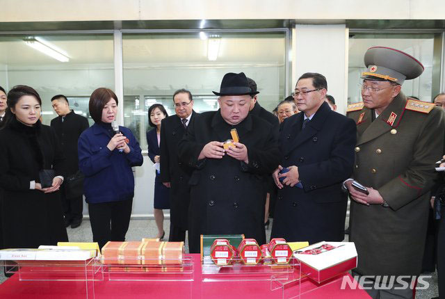 ▲ 지난 9일 베이징 인근 한약제조업체 '동인당'을 둘러보는 김정은. ⓒ뉴시스. 무단전재 및 재배포 금지.