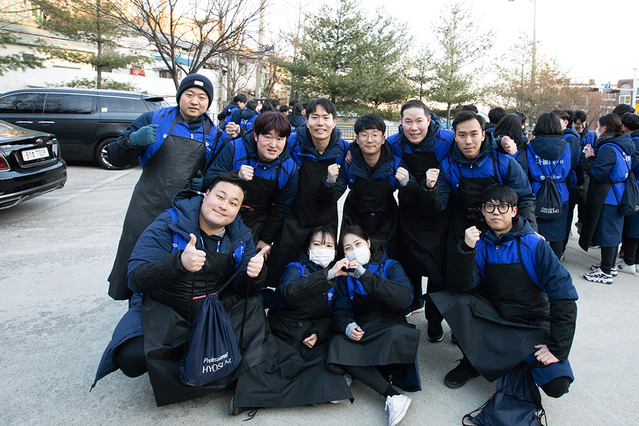 ▲ 조현상 효성 총괄사장이 지난 8일 오후 효성 53기 신입사원들과 성북구 정릉동 일대에서 ‘사랑의 연탄 나눔’을 펼치고 기념촬영을 하고 있다. ⓒ효성