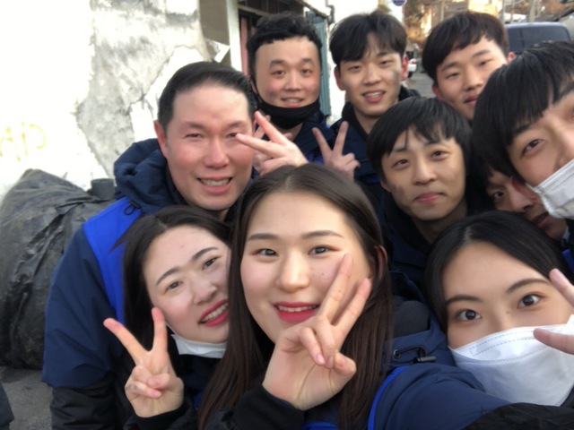 ▲ 조현상 효성 총괄사장이 지난 8일 오후 효성 53기 신입사원들과 성북구 정릉동 일대에서 ‘사랑의 연탄 나눔’을 하던 중 직원의 사진 요청에 응하고 있다. ⓒ효성