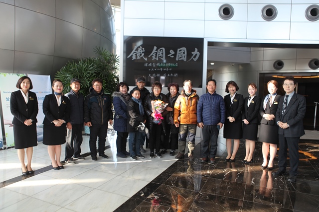 ▲ 2019년 포스코역사관 첫 방문객인 캠핑카 동호회원 일행이 역사관 직원들과 함께 기념촬영을 하는 모습.ⓒ포스코