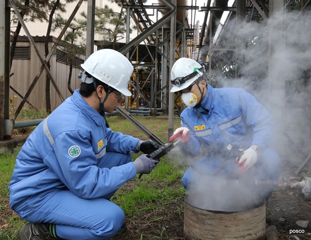 ▲ 포항제철소 직원들이 혹한기 테마점검에서 전용 장비로 증기관을 점검하고 있다.ⓒ포스코