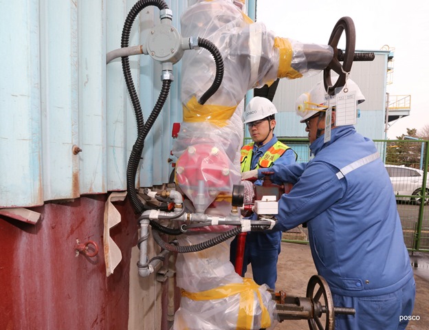 ▲ 포항제철소 직원들이 옥외 밸브에 동파 예방 작업을 하고 있다.ⓒ포스코