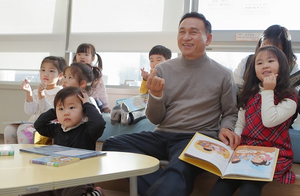 ▲ 구본영 시장이 어린이집을 방문하고 아이들과 포즈를 취하고 있다.ⓒ천안시