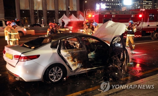 ▲ 지난 9일 오후 6시께 서울 광화문 광장 인근 도로변에서 임씨가 운행하던 택시에 화재가 발생했다. 소방당국이 진압작전을 펼치고 있다. ⓒ연합뉴스