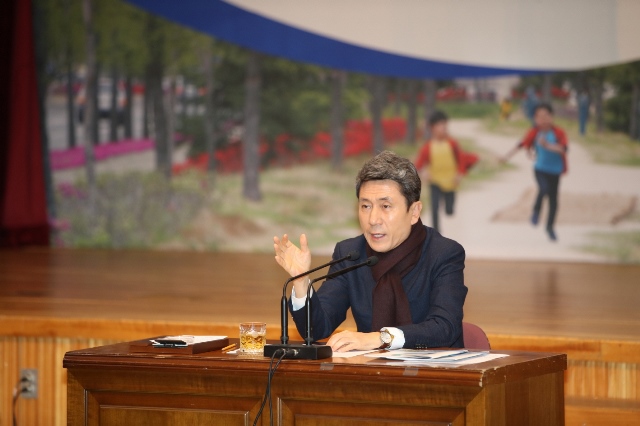 ▲ 이강덕 포항시장이 올해 첫 확대 간부회의를 주재하고 시정의 최우선은 지역경기 활성화에 있다고 강조했다.ⓒ포항시